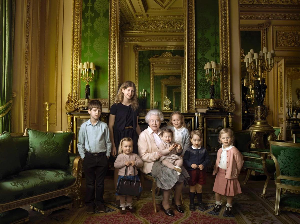 La reina Isabel, con sus nietos y biznietos. El príncipe Jorge está a su izquierda y la princesa Carlota, sobre su falda.  