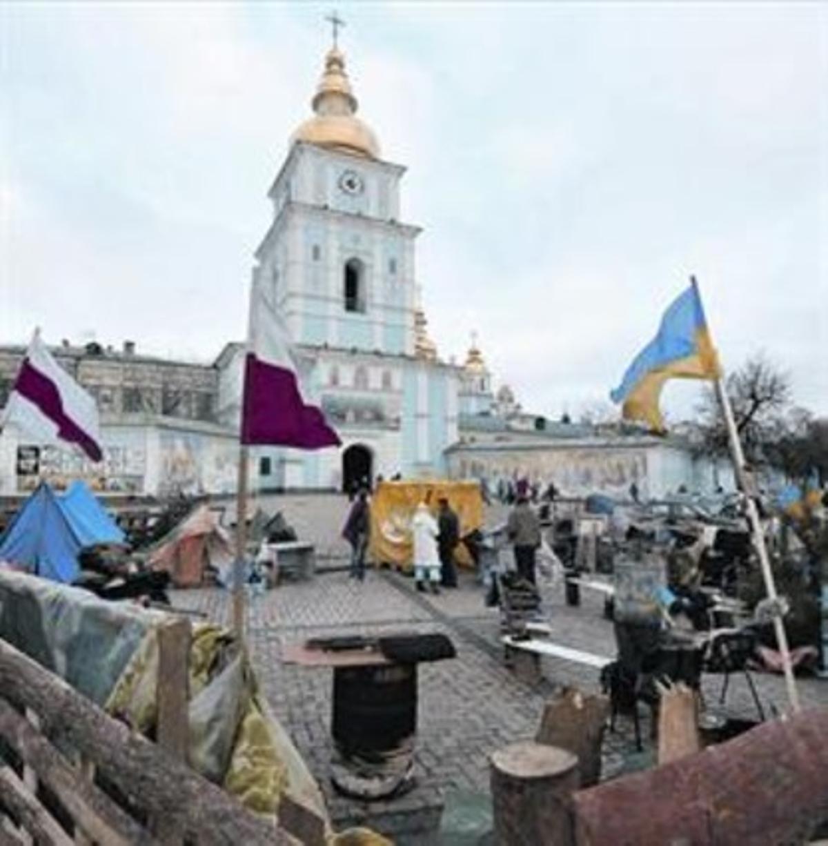 Barricada levantada frente a la catedral de las cúpulas doradas, en el centro de Kiev.