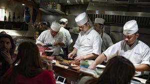 Acódate en la barra del Shunka y observa el trajín de la cocina a la vista.