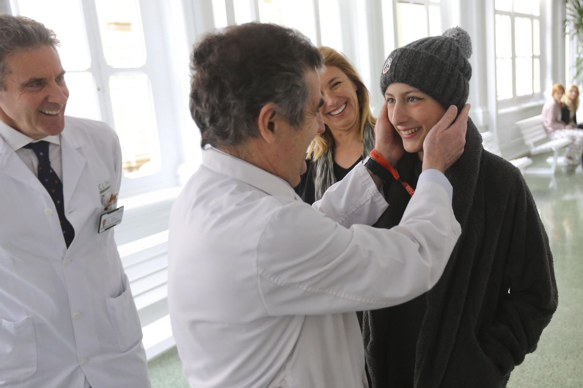 Ariana Benedé, con los doctores (de izquierda a derecha) Álvaro Urbano y Josep Maria Campistol, en febrero del 2016. Ariana Benedé, con los doctores (de izquierda a derecha) Álvaro Urbano y Josep Maria Campistol, en febrero del 2016.
