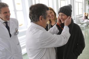 Ariana Benedé, con los doctores (de izquierda a derecha) Álvaro Urbano y Josep Maria Campistol, en febrero del 2016.