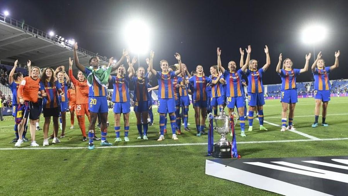 Las jugadoras del Barça celebran la Copa ganada en Leganés. Las jugadoras del Barça celebran la Copa ganada en Leganés.