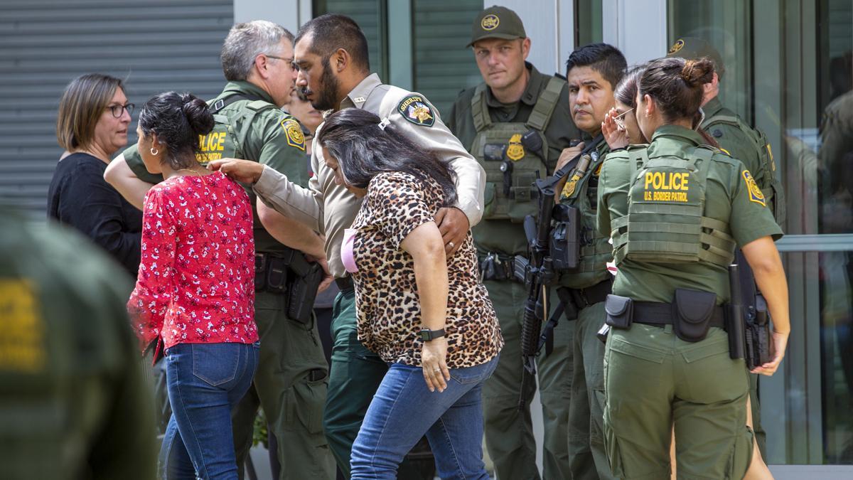 Un grupo de gente abandona el centro cívico de Uvalde, tras el tiroteo en la escuela de Texas. Un grupo de gente abandona el centro cívico de Uvalde, tras el tiroteo en la escuela de Texas.