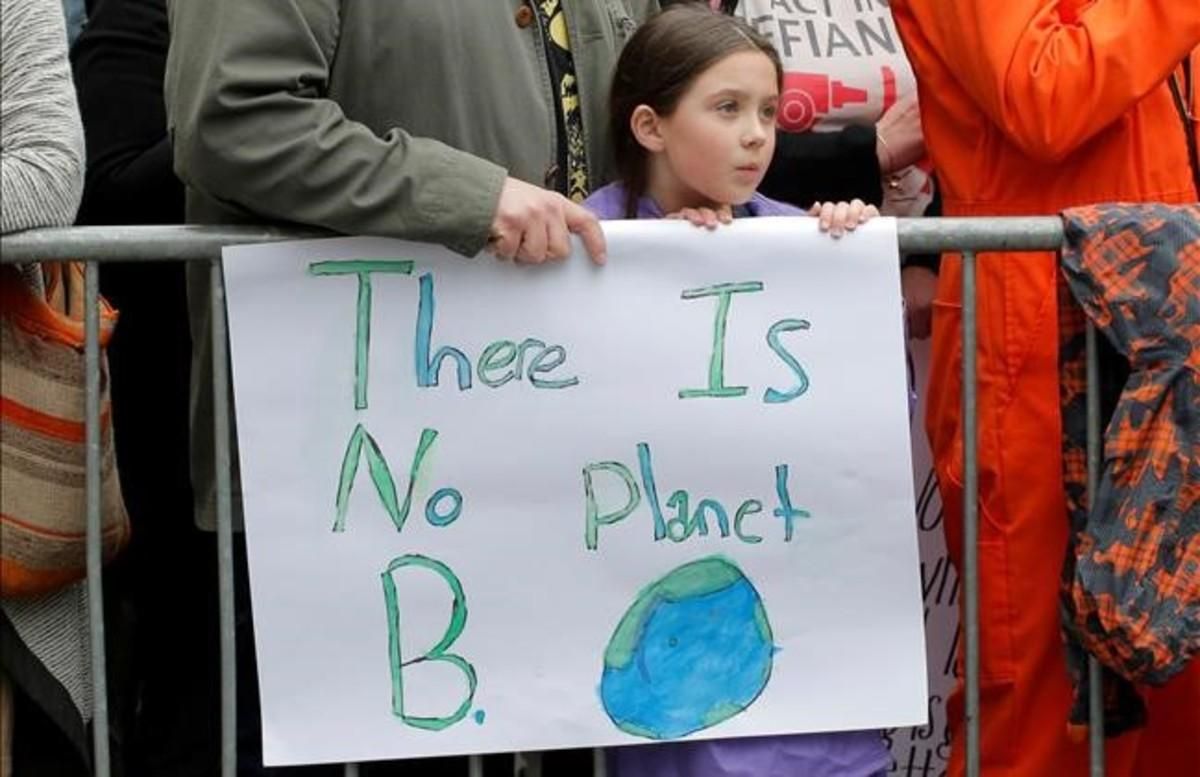 Marcha por la Ciencia en Nueva York. Una niña, junto a una pancarta que recuerda que no hay otro planeta, por ahora, en el que vivir. Marcha por la Ciencia en Nueva York. Una niña, junto a una pancarta que recuerda que no hay otro planeta, por ahora, en el que vivir.