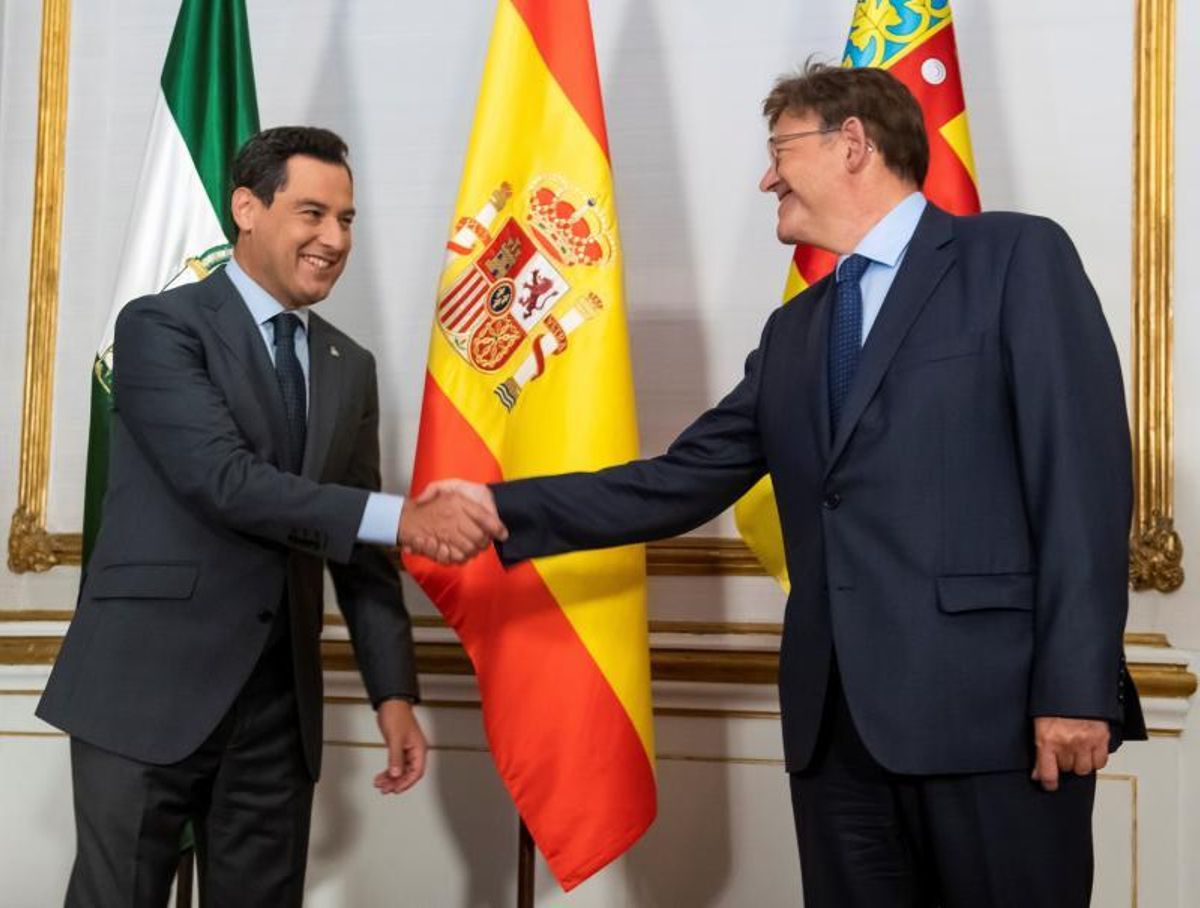 El presidente de la Junta de Andalucía, Juanma Moreno (i), del PP, y el de la Generalitat Valenciana, Ximo Puig (PSOE), se saludan al comienzo de su primera reunión, el pasado 21 de septiembre de 2021 en el palacio de San Telmo, sede del Ejecutivo andaluz, en Sevilla. El presidente de la Junta de Andalucía, Juanma Moreno (i), del PP, y el de la Generalitat Valenciana, Ximo Puig (PSOE), se saludan al comienzo de su primera reunión, el pasado 21 de septiembre de 2021 en el palacio de San Telmo, sede del Ejecutivo andaluz, en Sevilla.