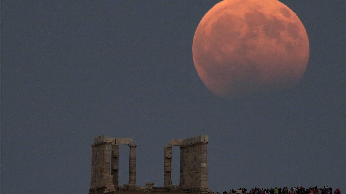 Un eclipse lunar visto desde el templo de Poseidón de Grecia, el año pasado.
