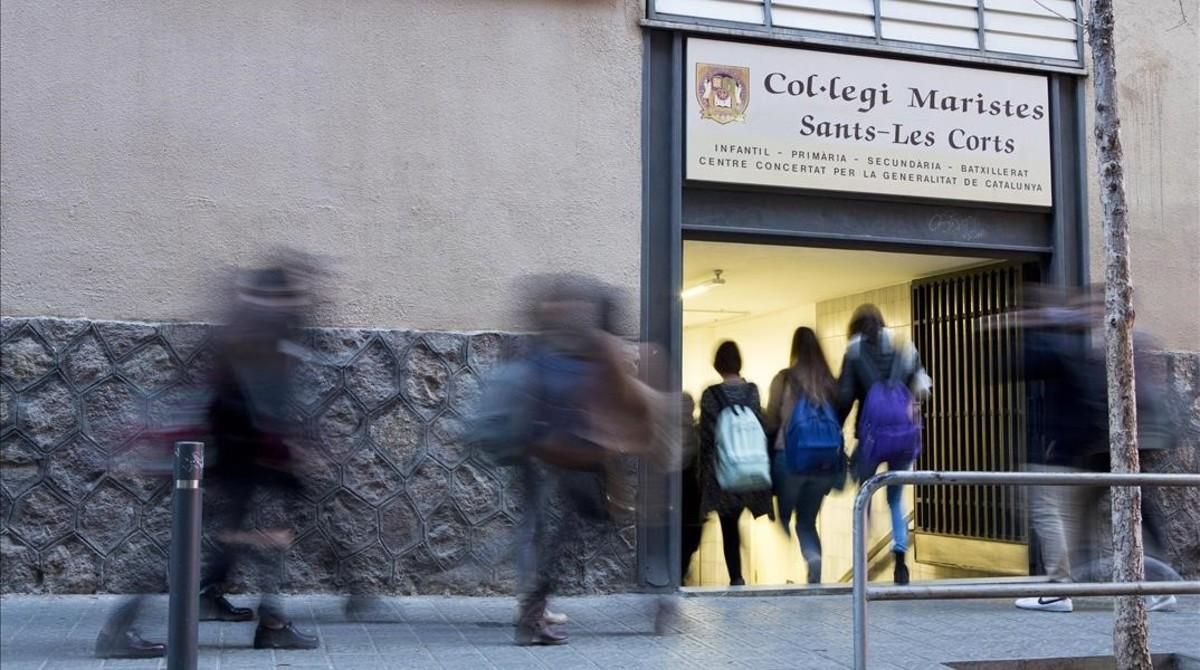 Unos alumnos entran en el colegio de los Maristas de Sants-Les Corts. Unos alumnos entran en el colegio de los Maristas de Sants-Les Corts.