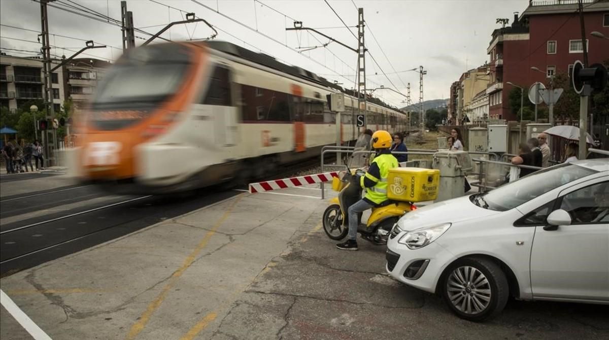 Un paso a nivel de la estación de Rodalies de Montcada i Reixac Un paso a nivel de la estación de Rodalies de Montcada i Reixac