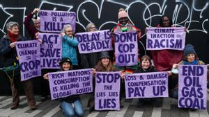 Varios activistas protestan frente a la Cumbre del Clima de Glasgow. 