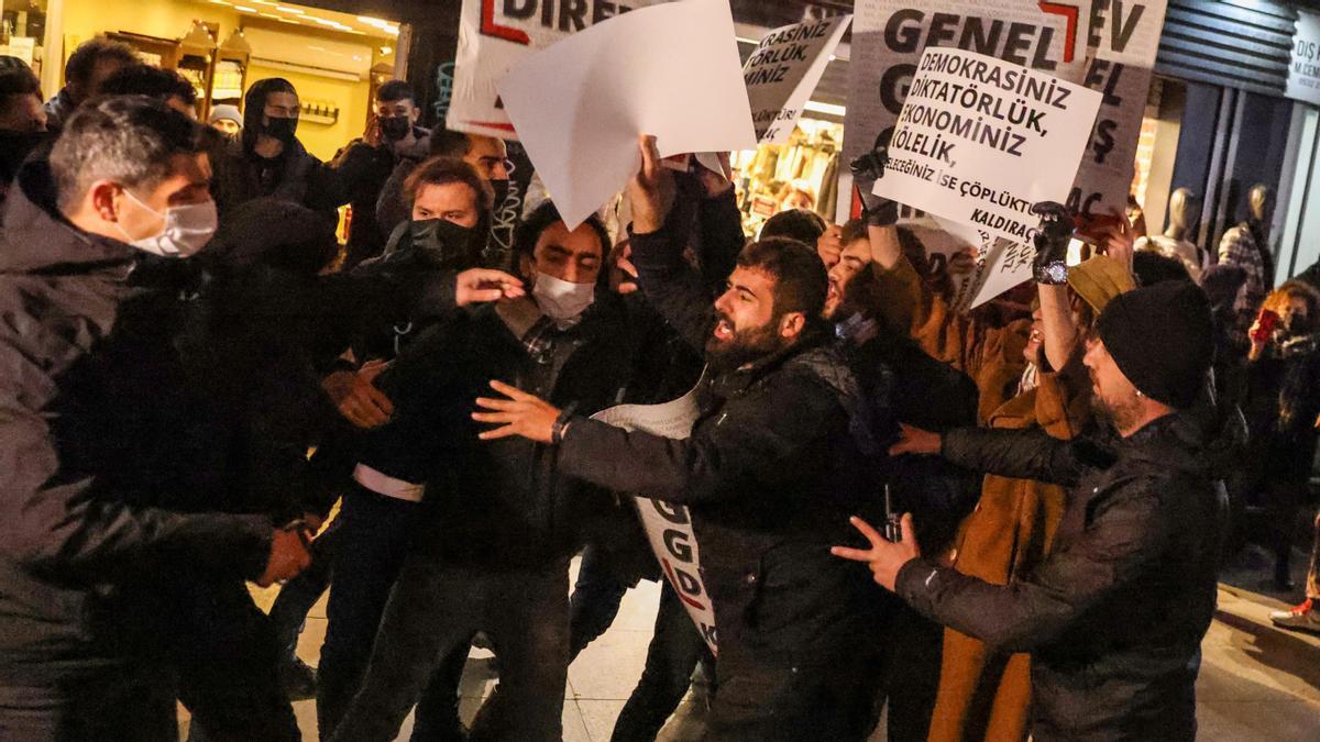 Los manifestantes se pelean con agentes de policía vestidos de civil durante una protesta contra el gobierno en Estambul, Turquía.