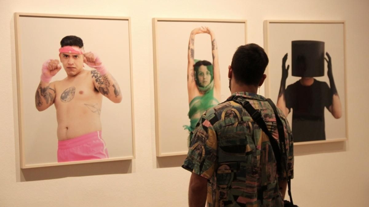 Un joven contempla las fotografías de la serie ’Misfit’. Un joven contempla las fotografías de la serie ’Misfit’.