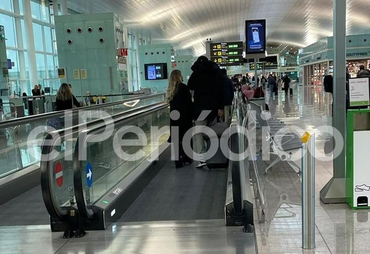 Piqué y Clara Chía en el aeropuerto de Barcelona.