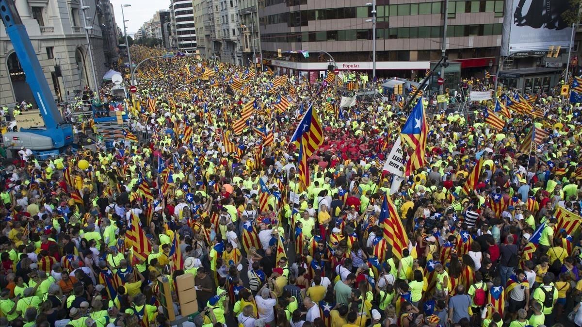 Los asistentes entre el Passeig de Gràcia y la calle Aragó. Los asistentes entre el Passeig de Gràcia y la calle Aragó.