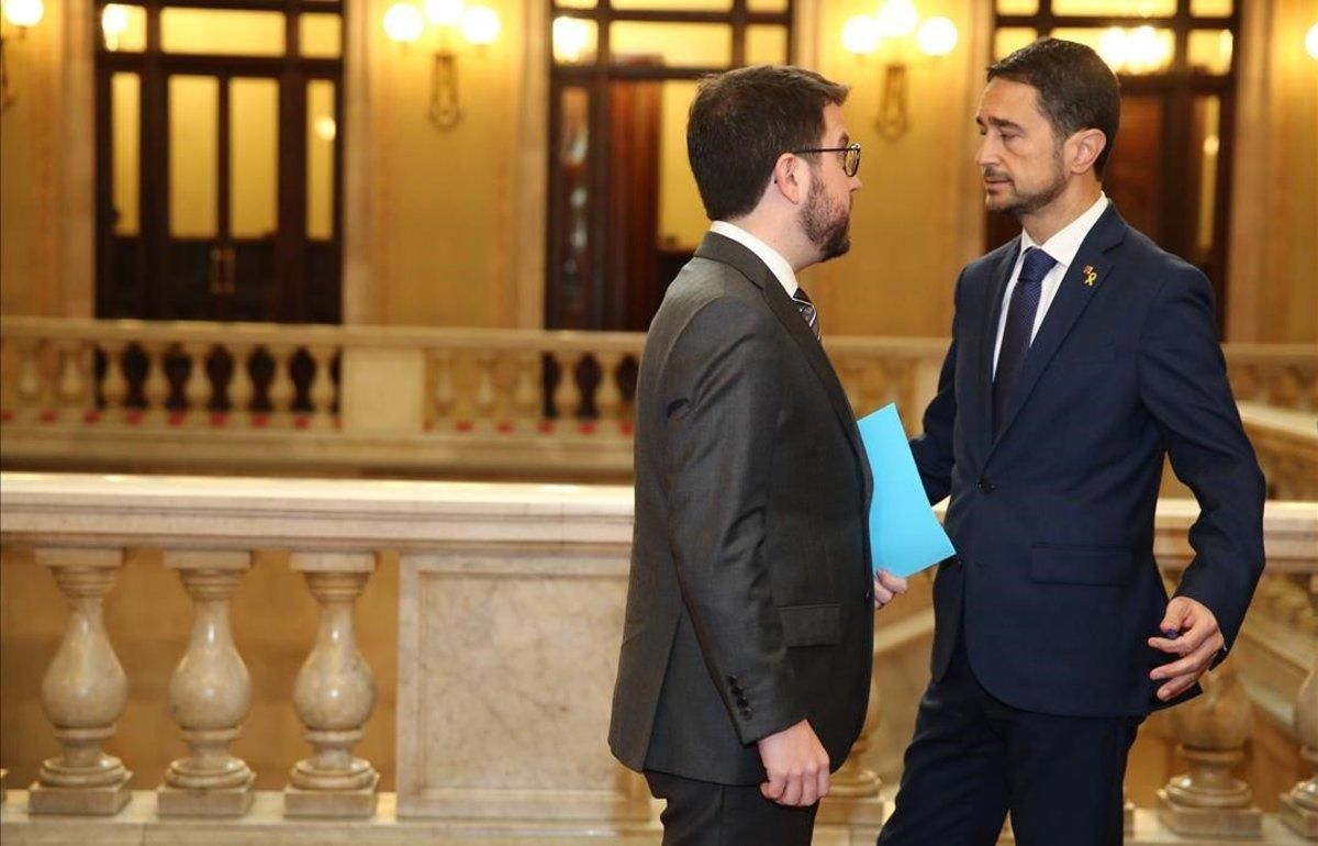 El ’conseller’ de Territori, Damià Calvet, a la derecha, habla con el vicepresidente y ’conseller’ de Economia, Pere Aragonés, esta mañana en el Parlament. El ’conseller’ de Territori, Damià Calvet, a la derecha, habla con el vicepresidente y ’conseller’ de Economia, Pere Aragonés, esta mañana en el Parlament.