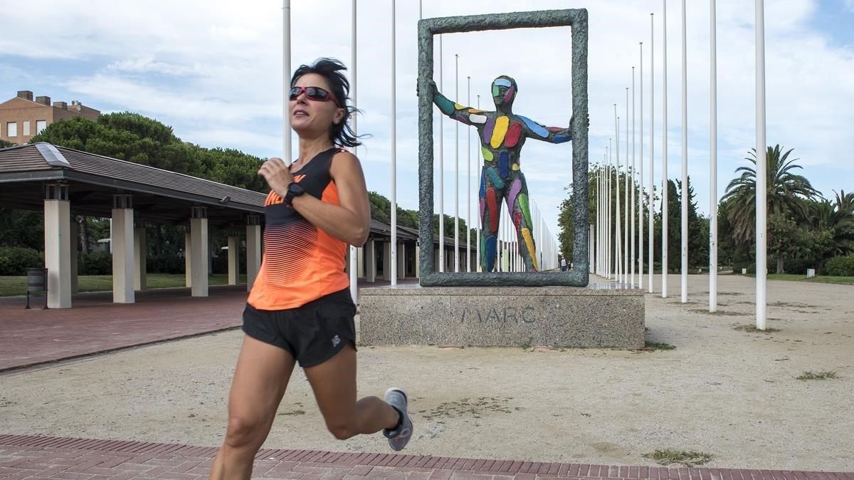 Iolanda Cano Rubio, corriendo junto al monumento de homenaje a quienes, como ella, fueron voluntarios en los JJOO de Barcelona 92. Iolanda Cano Rubio, corriendo junto al monumento de homenaje a quienes, como ella, fueron voluntarios en los JJOO de Barcelona 92.