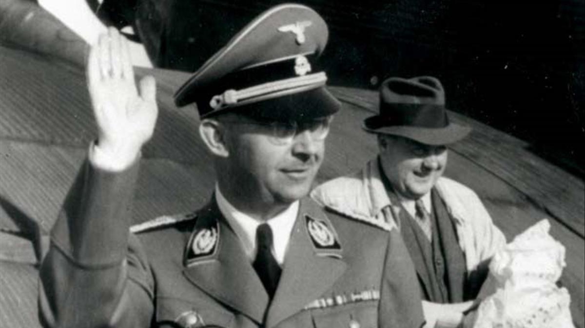 Himmler y Felix Kersten, tras un vuelo en un Junker 52, en una imagen de ’Las confesiones de Himmler’. 