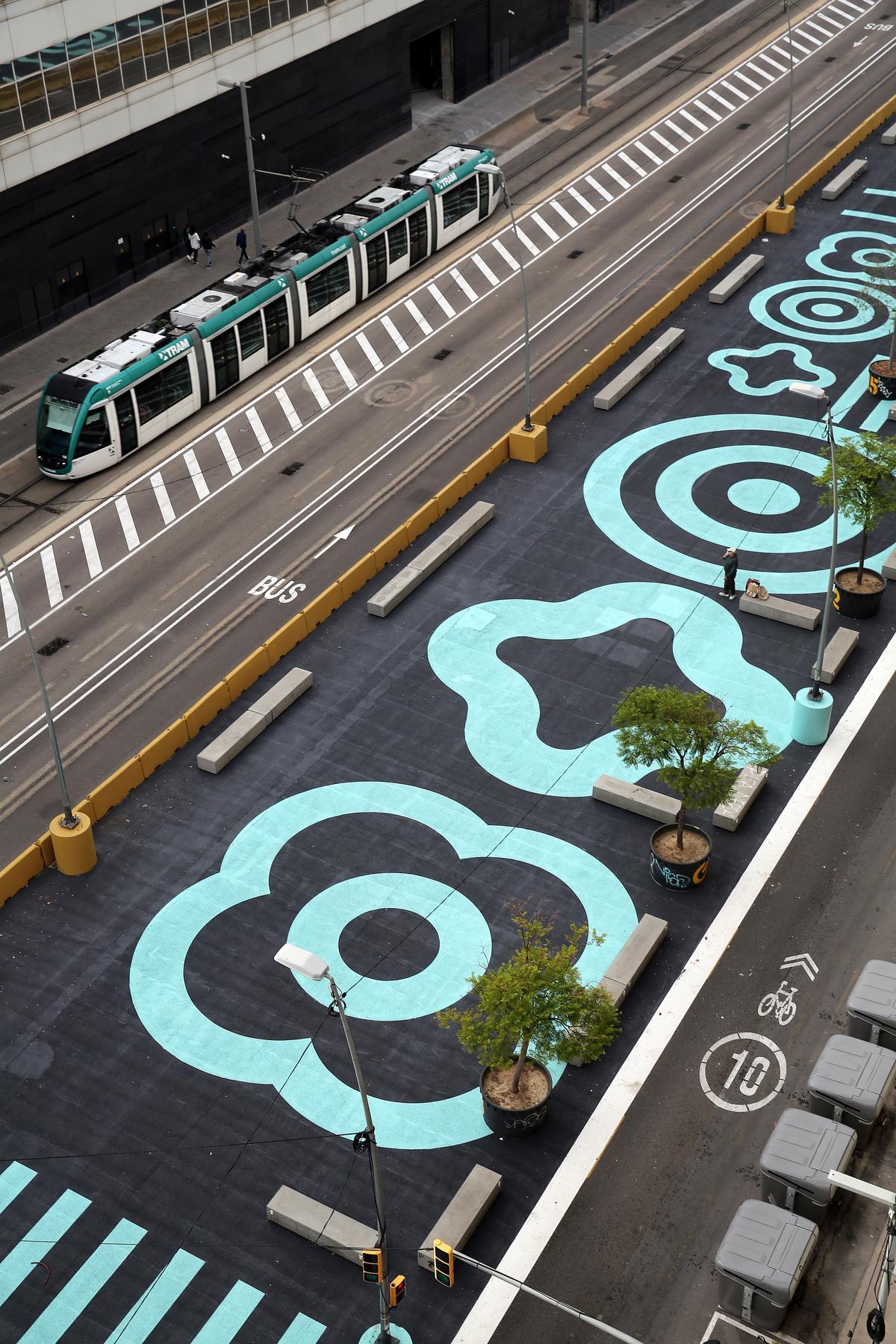 El urbanismo táctico ya llena de colores y senefas el tramo de Gran Via ...