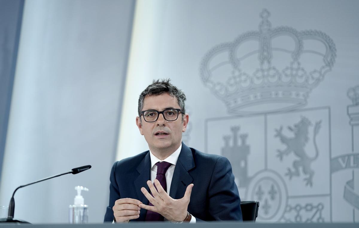El titular de la Presidencia, Relaciones con las Cortes y Memoria Democrática, Félix Bolaños, durante la rueda de prensa posterior al Consejo de Ministros de este 26 de abril de 2022, en la Moncloa. 