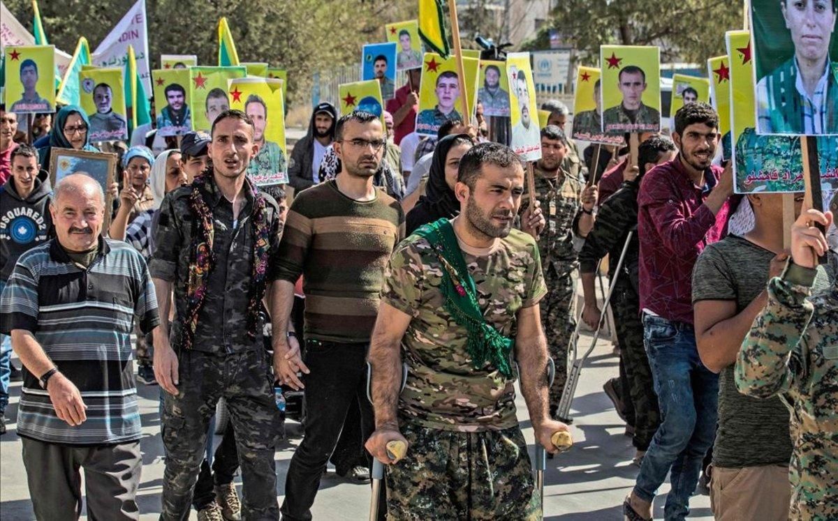 Milicianos y veteranos kurdos protestan frente a la sede de la ONU en la ciudad de Qamishli, en el norte de Siria. Milicianos y veteranos kurdos protestan frente a la sede de la ONU en la ciudad de Qamishli, en el norte de Siria.