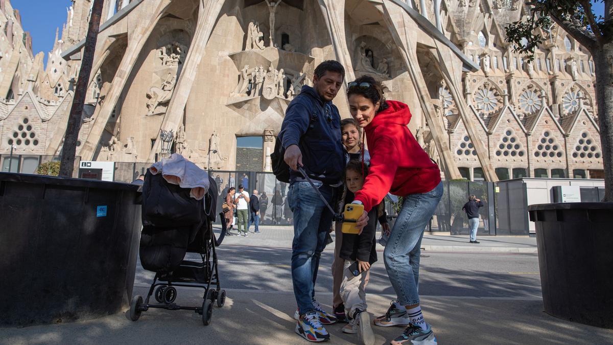 Unos turistas en la Sagrada Família.