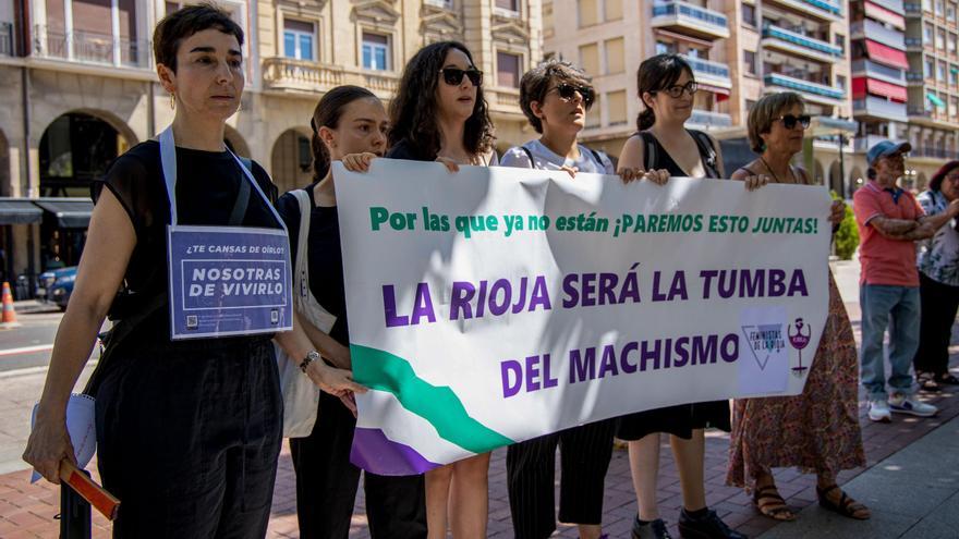 Minuto de silencio por la mujer asesinada en Logroño Minuto de silencio por la mujer asesinada en Logroño