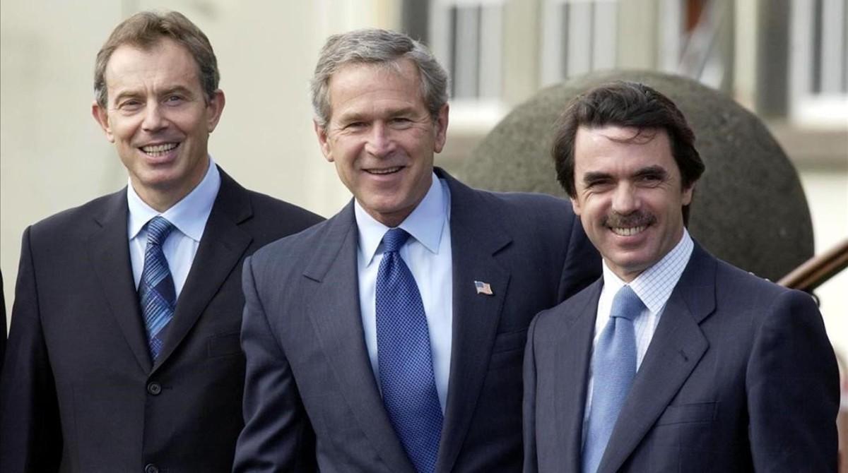 Blair, Bush y Aznar, en el aeropuerto de la isla de Terceira, en las Azores, antes de la cumbre donde se decidió la invasión de Irak, el 16 de marzo del 2003.