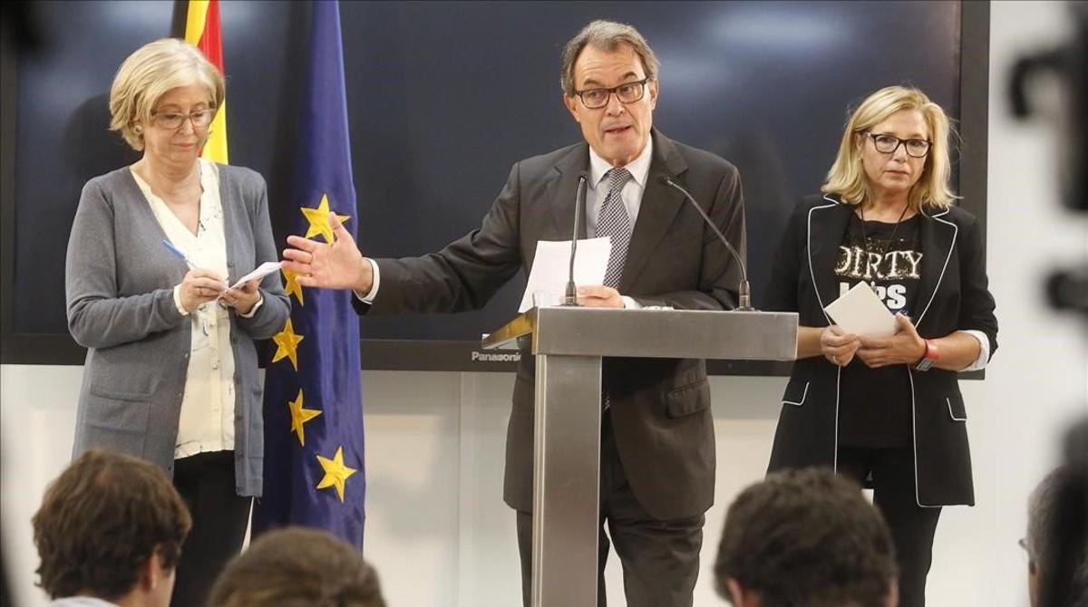 El expresidente de la Generalitat, Artur Mas, en rueda de prensa junto a la ’exconsellera’ Irene Rigau (izquierda) y la exvicepresidenta Joana Ortega.