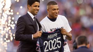 Mbappé renuncia a su sueño de jugar en el Real Madrid. En la foto, el jugador con el presidente del Paris St Germain, Nasser Al-Khelaifi, después de firmar un nuevo contrato hasta el 2025.