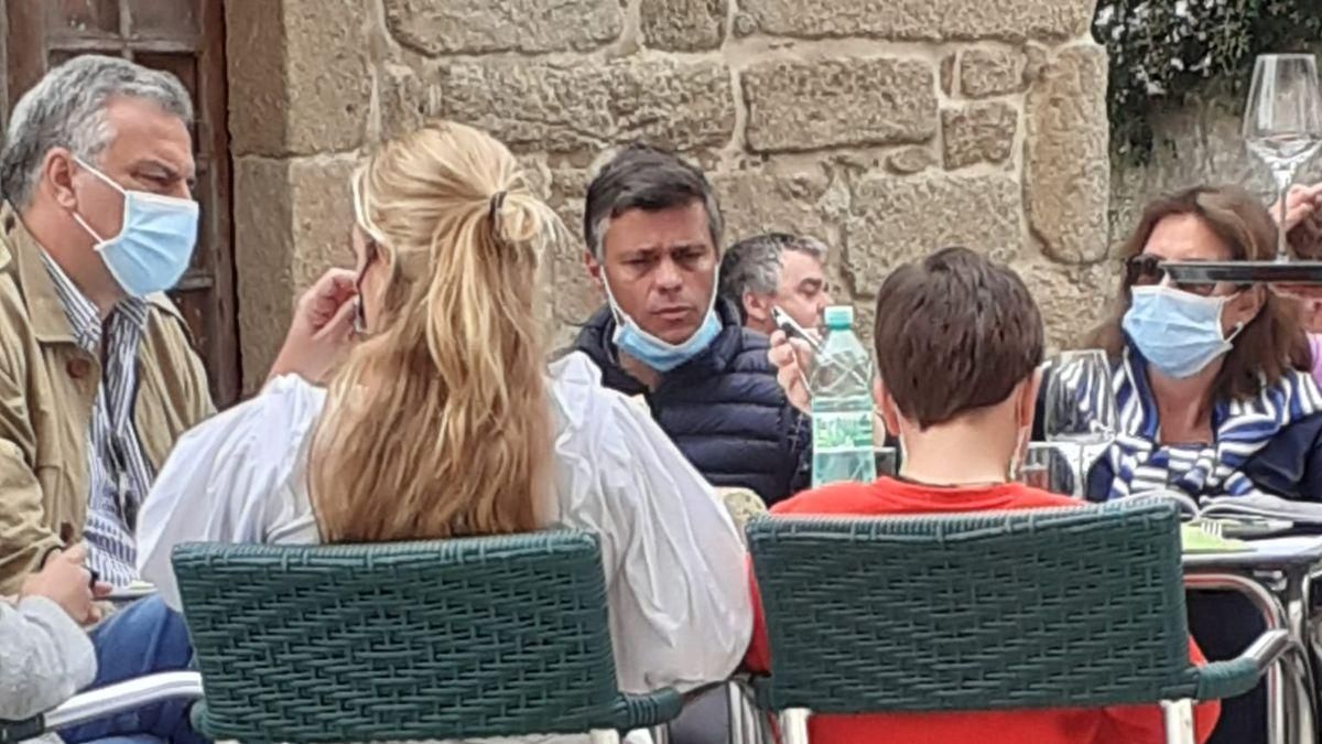 Leopoldo López estuvo en la terraza de un local hostelero próximo a la plaza de Fefiñáns Leopoldo López estuvo en la terraza de un local hostelero próximo a la plaza de Fefiñáns