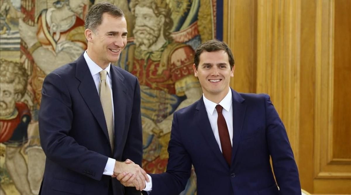 El líder de Ciudadanos, Albert Rivera, con el Rey en la tercera ronda de conversaciones sobre la investidura El líder de Ciudadanos, Albert Rivera, con el Rey en la tercera ronda de conversaciones sobre la investidura