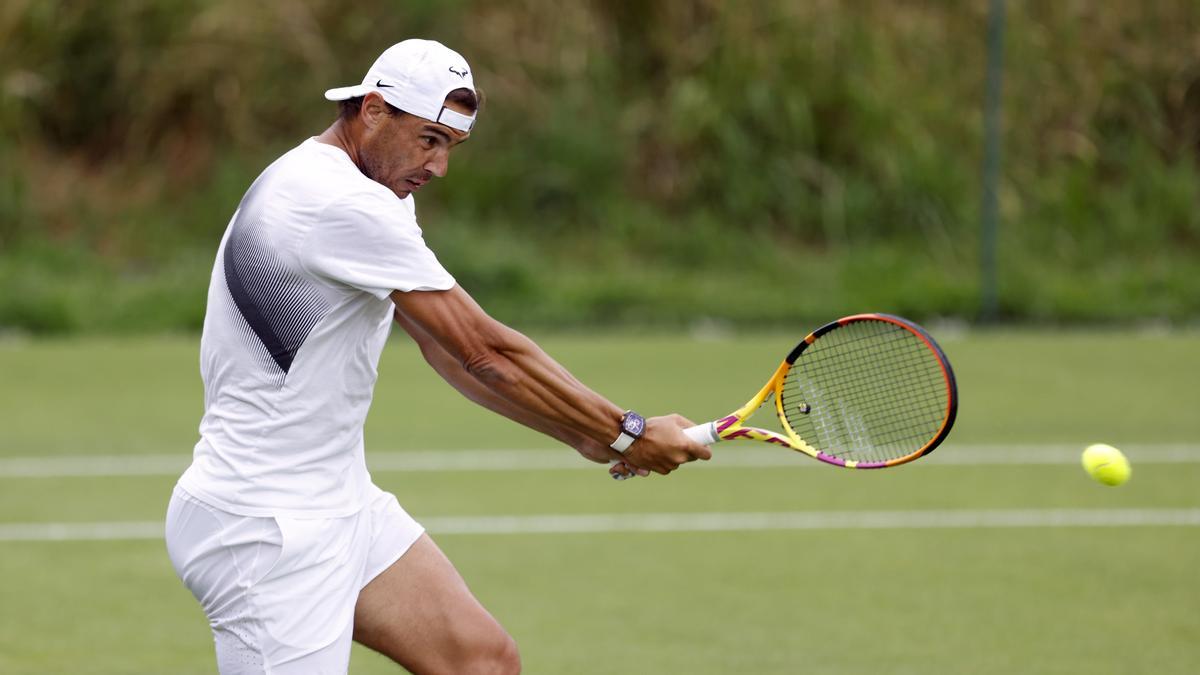 Rafa Nadal en acción durante un entrenamiento en Wimbledon.