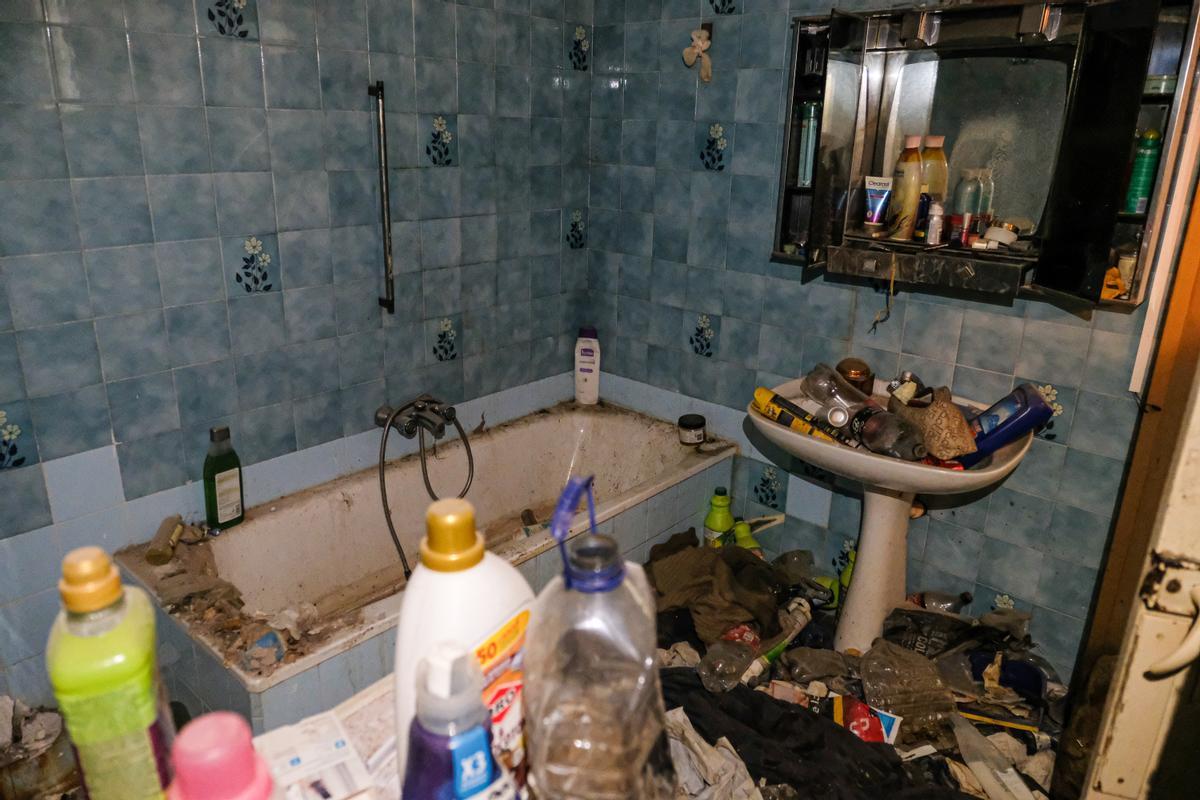 El baño de un piso de Barcelona donde se realiza una limpieza de shock.
