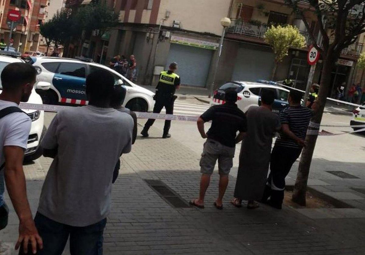 Policías y vecinos en la calle Poeta Punsola, en Mataró. Policías y vecinos en la calle Poeta Punsola, en Mataró.