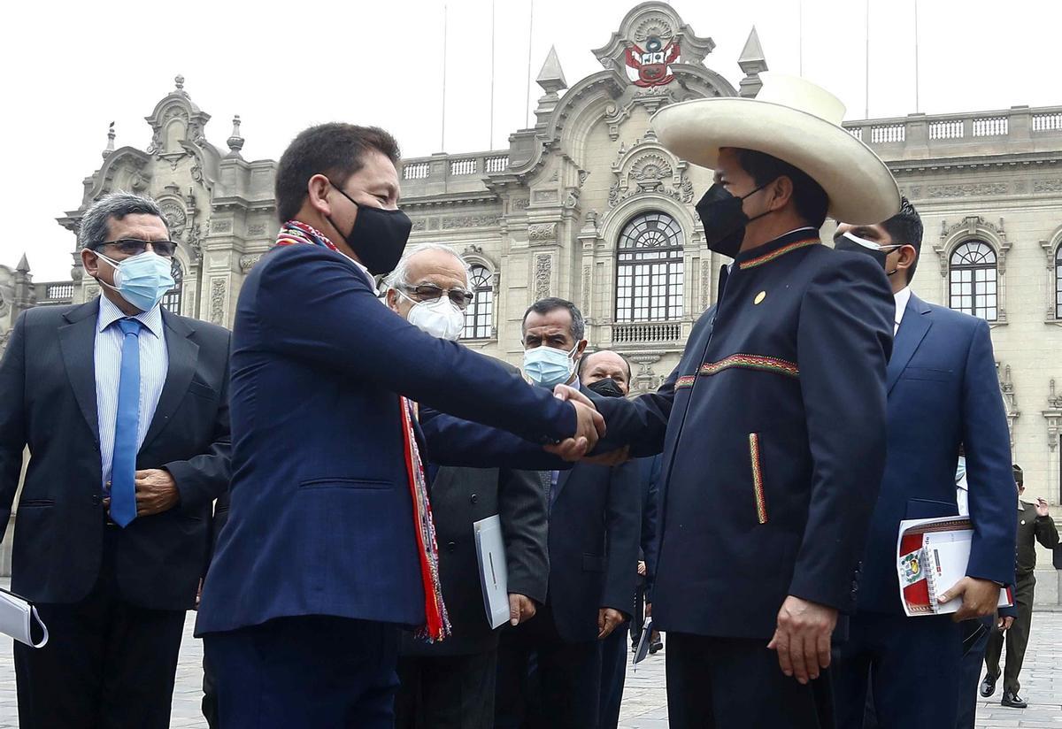 El presidente de Perú, Pedro Castillo, saluda al ya exprimer ministro, Guido Bellido (i), en Lima (Perú).