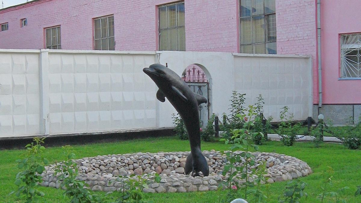La escultura que da nombre a la cárcel del Delfín Negro.
