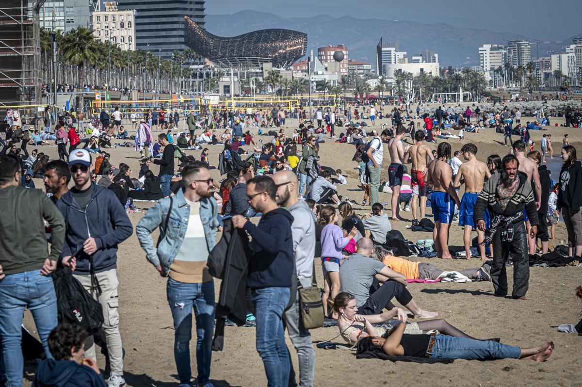 Los Barceloneses Acuden En Masa A Las Playas De La Ciudad Para ...