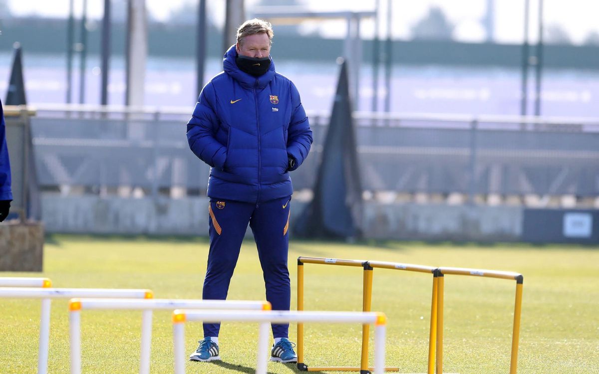 Koeman observa el entrenamiento del Barça en la ciudad deportiva de Sant Joan Despí. Koeman observa el entrenamiento del Barça en la ciudad deportiva de Sant Joan Despí.