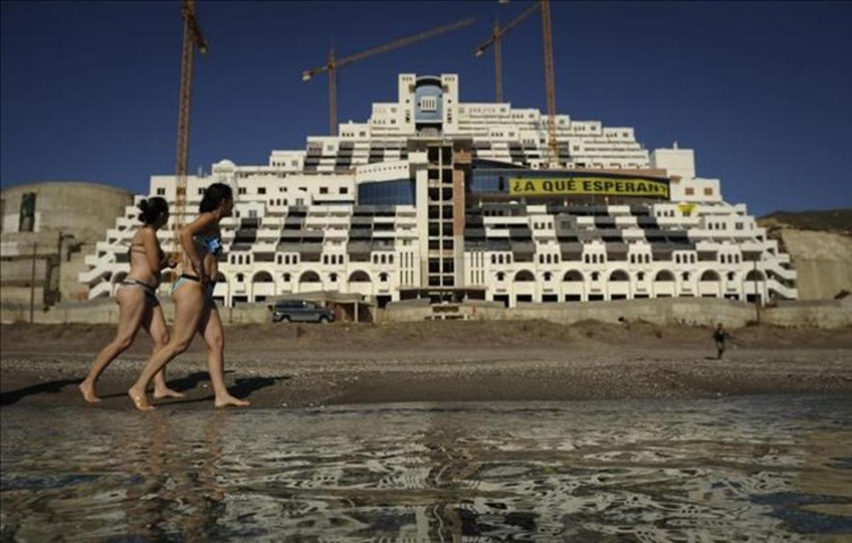 El hotel El Algarrobico, en Carboneras (Almería), afectado por la ley de costas.