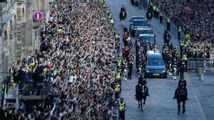 Una multitud presenta sus respetos a Isabel II en Edimburgo: "Yo amaba a la reina"