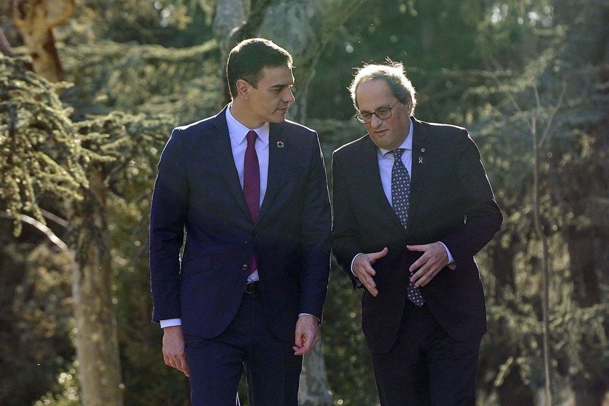 Sánchez y Torra, en los jardines del Palacio de la Moncloa, antes de la reunión del 26 de febrero. Sánchez y Torra, en los jardines del Palacio de la Moncloa, antes de la reunión del 26 de febrero.
