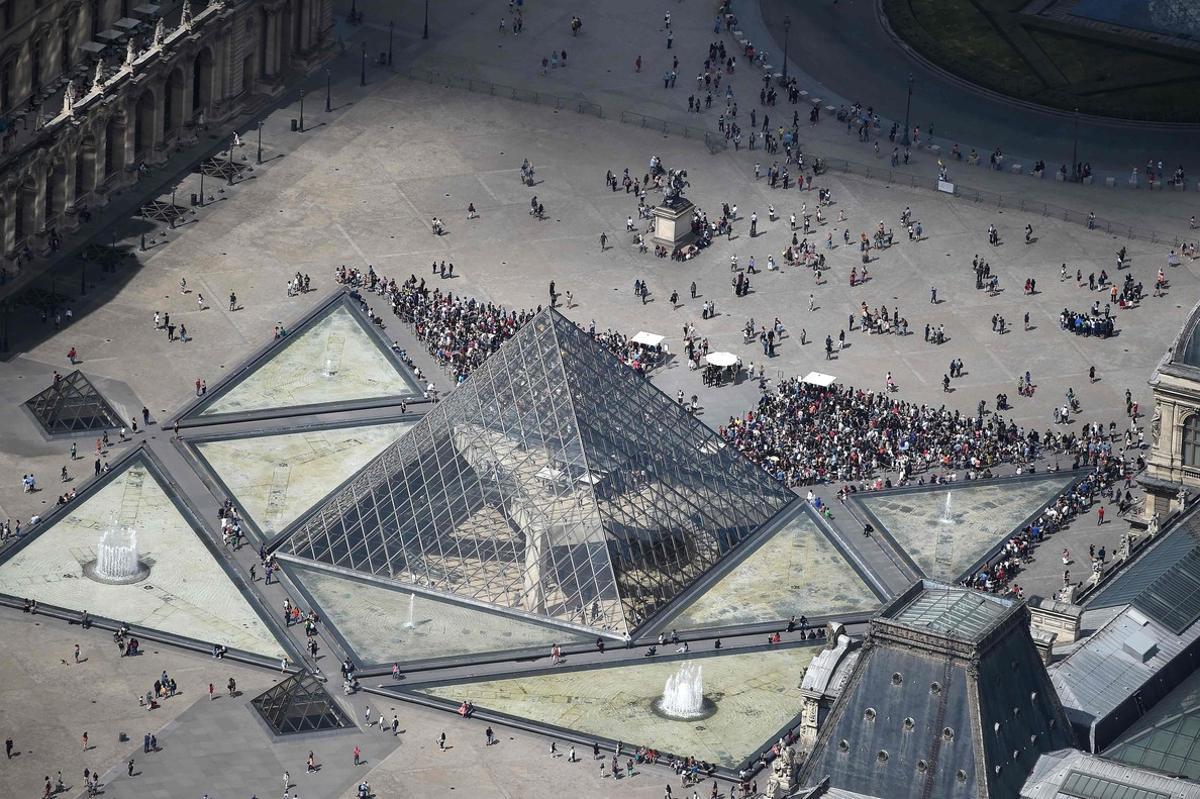Imágen aérea del museo del Louvre, en París (Francia).