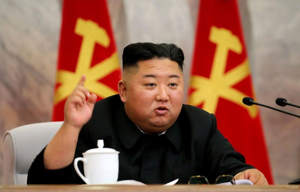 Kim Jong-un, en la reunión con alto mandos del Ejército, en una imagen facilitada el 24 de mayo por la agencia oficial KCNA. Kim Jong-un, en la reunión con alto mandos del Ejército, en una imagen facilitada el 24 de mayo por la agencia oficial KCNA.