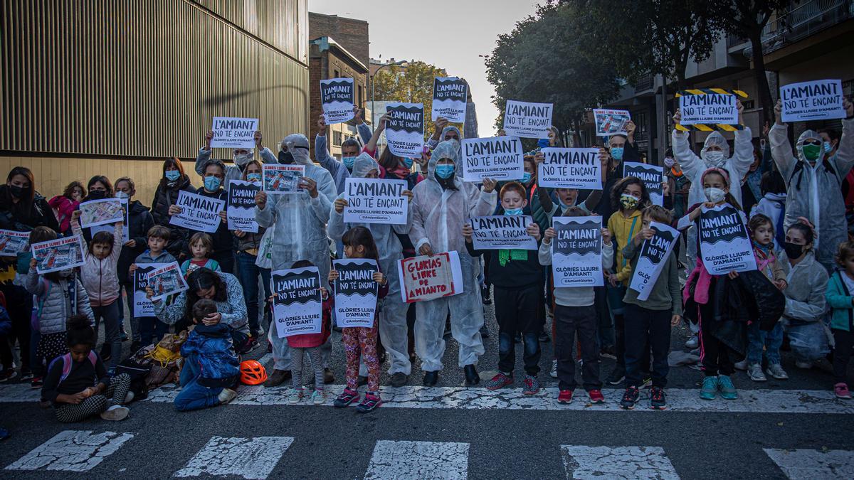 Protesta contra la presencia de amianto cerca de colegios en Barcelona.