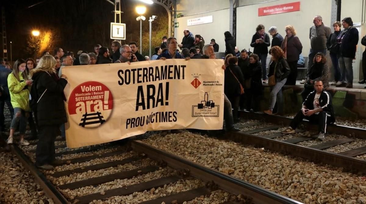 Manifestación para reclamar el soterramiento de las vías, el pasado mes de febrero. Manifestación para reclamar el soterramiento de las vías, el pasado mes de febrero.