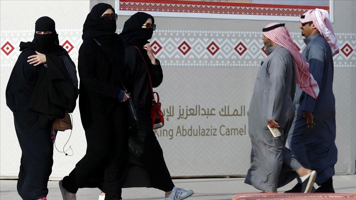Jóvenes saudís con la abaya en Riad. Jóvenes saudís con la abaya en Riad.