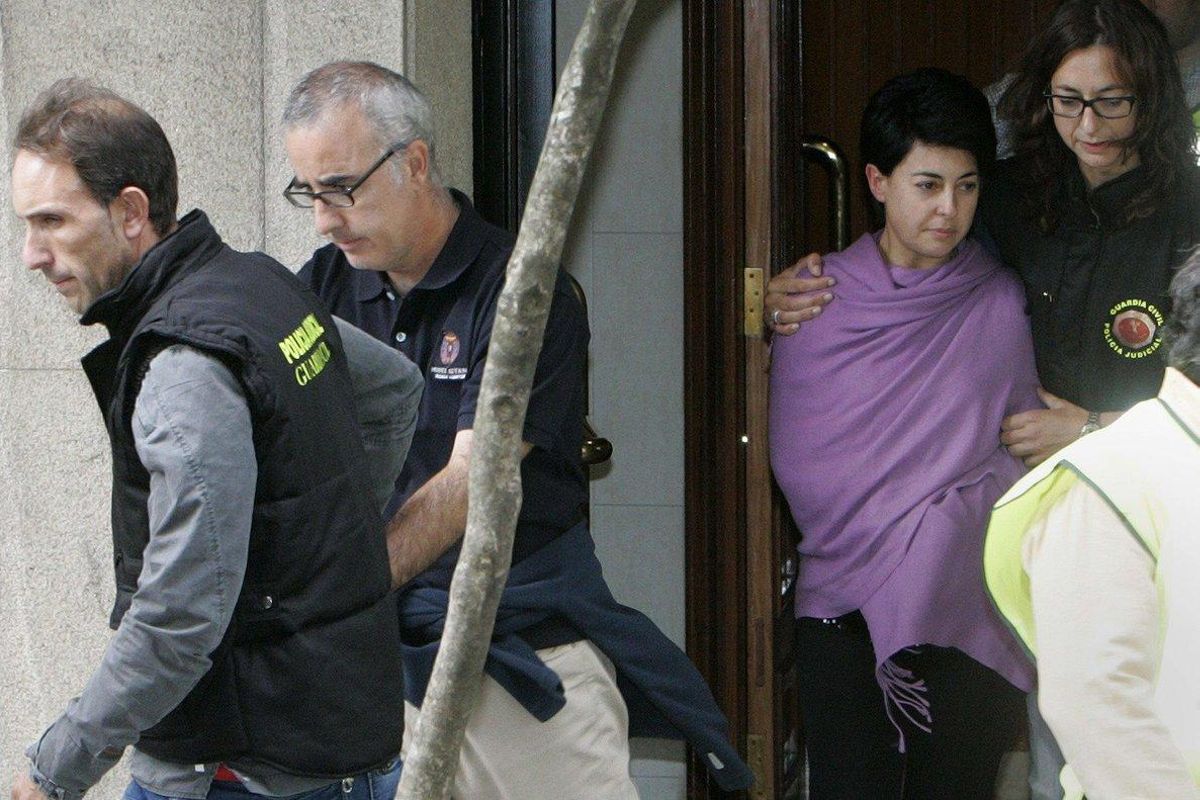 Rosario Porto y Alfonso Basterra salen del domicilio donde vivían madre e hija, Asunta, el 26 de septiembre del 2013. Rosario Porto y Alfonso Basterra salen del domicilio donde vivían madre e hija, Asunta, el 26 de septiembre del 2013.