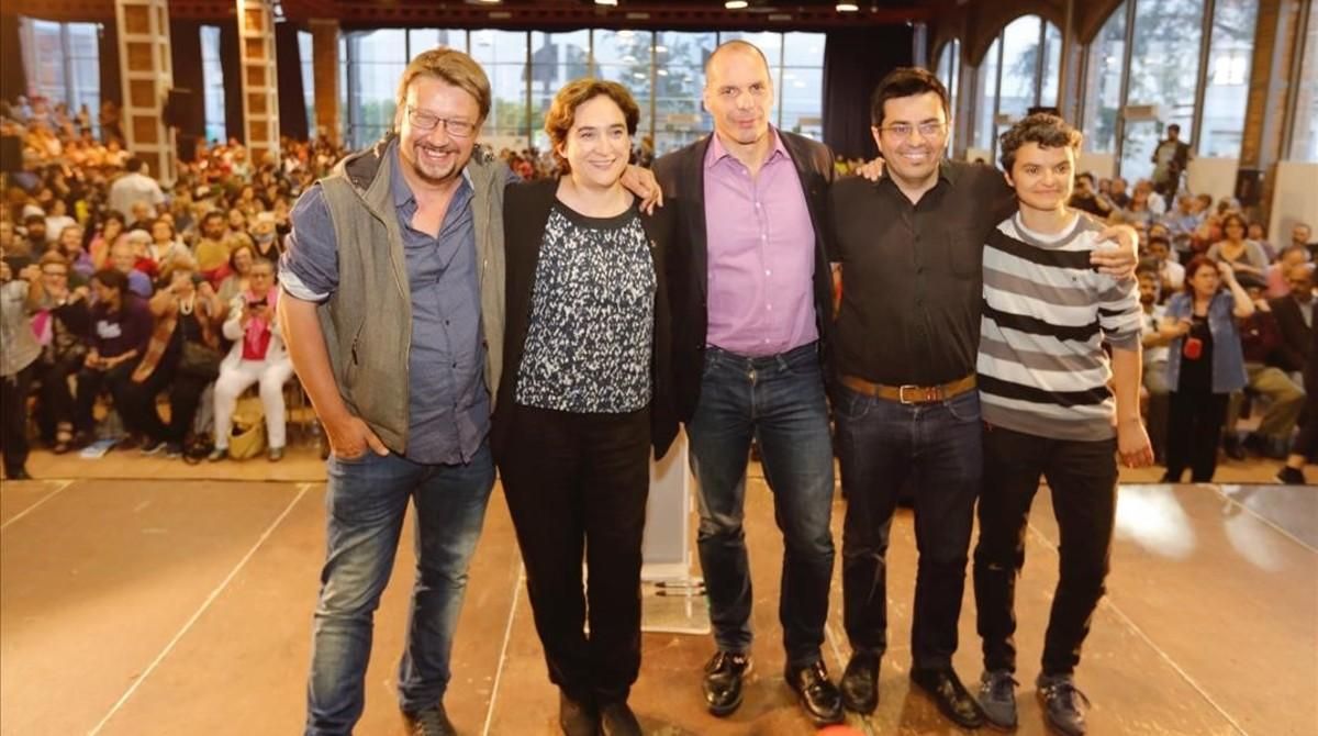 Xavier Domènech, Ada Colau, Yannis Varoufakis, Gerardo Pisarello y Lucía Martín, en el acto de En Comú Podem en las Cotxeres de Sants de Barcelona. Xavier Domènech, Ada Colau, Yannis Varoufakis, Gerardo Pisarello y Lucía Martín, en el acto de En Comú Podem en las Cotxeres de Sants de Barcelona.