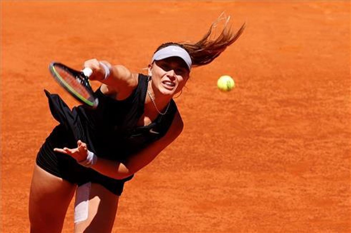 Badosa ejecuta un saque ante Barty. Badosa ejecuta un saque ante Barty.