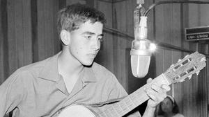 Serrat, en radio Barcelona, en julio de 1965.