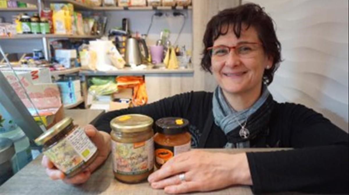 Mari Díaz, propietaria del puesto Herbolari Montserrat, junto a las mermeladas que vende en el mercado de Sants Mari Díaz, propietaria del puesto Herbolari Montserrat, junto a las mermeladas que vende en el mercado de Sants